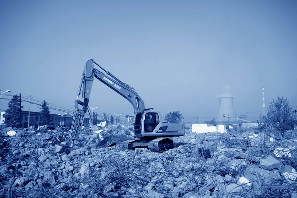 Excavadora en el sitio de limpieza de residuos de construcción — Foto de Stock