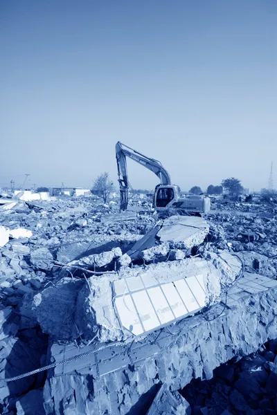 Excavadora en el sitio de limpieza de residuos de construcción — Foto de Stock