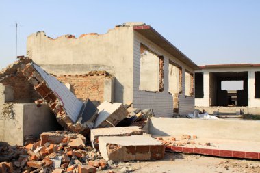 için için yanan moloz yıkılması