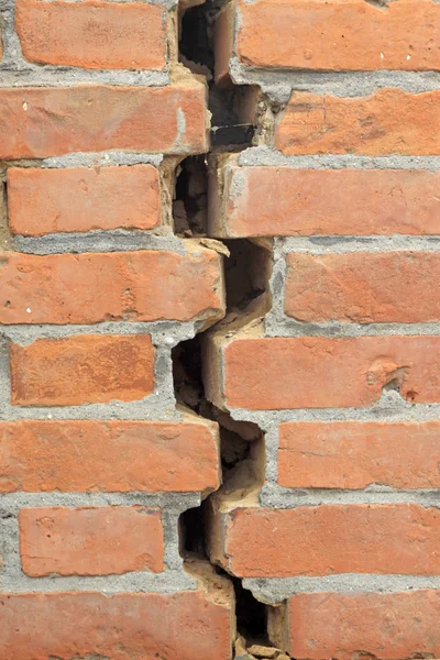 Grietas en la pared de ladrillo — Foto de Stock