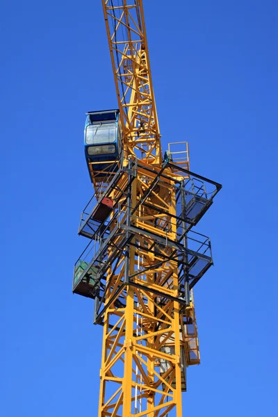 Věžový jeřáb pod modrou oblohou — Stockfoto