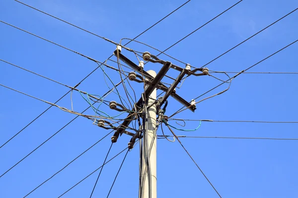 Telefonstolpe i den blå himlen — Stockfoto