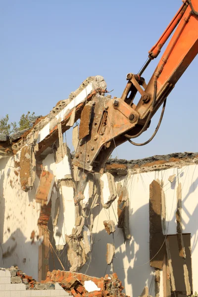 拖拉机拆除的房子 — 图库照片