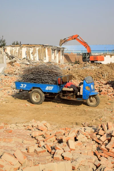 Трактори демонтують будинки — стокове фото