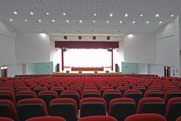 Sillas de teatro y escenario — Foto de Stock