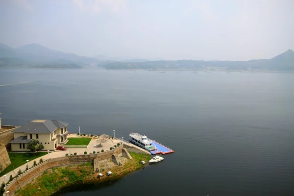 Paisaje de la bahía en un embalse — Foto de Stock