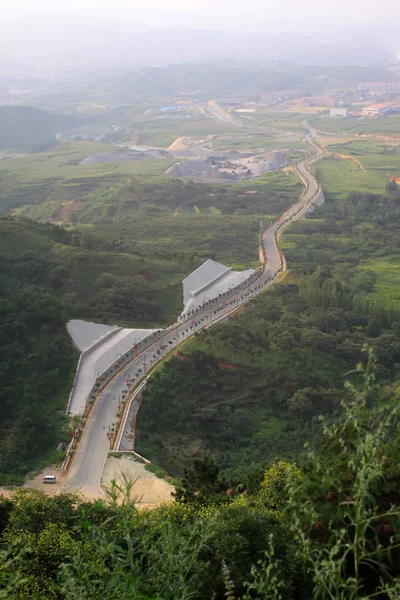 Carretera con vistas en la zona de montaña — Foto de Stock