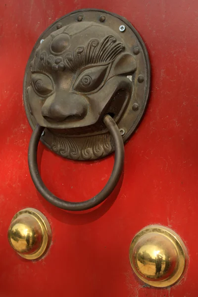 Kırmızı kapı metal dekorasyon — Stok fotoğraf