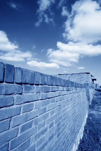 Céu azul e paredes — Fotografia de Stock