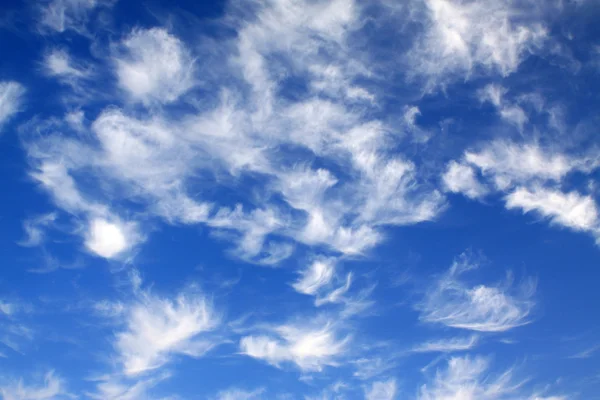 Nubes blancas en el cielo azul — Foto de Stock