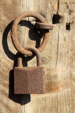 ahşap kapı paslı kilit