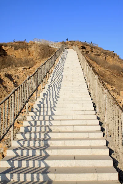 Stenen trappen onder de blauwe hemel — Stockfoto