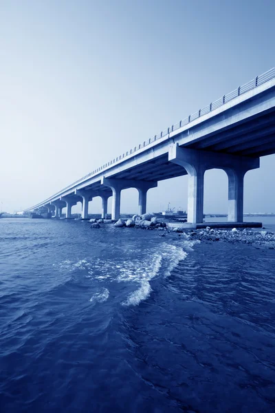 Köprüden nehre — Stok fotoğraf