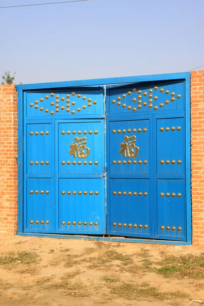 Caracteres chinos en la puerta azul —  Fotos de Stock