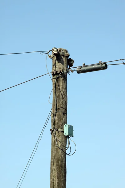 Elektrikli tel kutup mavi gökyüzünde — Stok fotoğraf