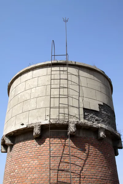 Rode bakstenen opslag watertoren — Stockfoto