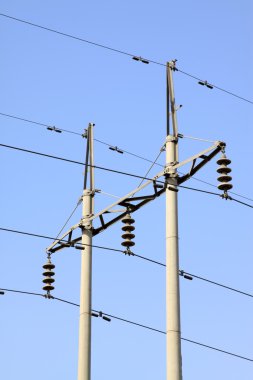 Elektrikli tel kutup mavi gökyüzünde