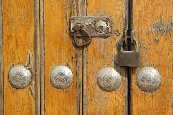 Lock on the yellow wooden door — Stock Photo, Image