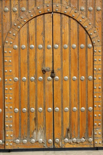 Lock on the yellow wooden door — Stock Photo, Image