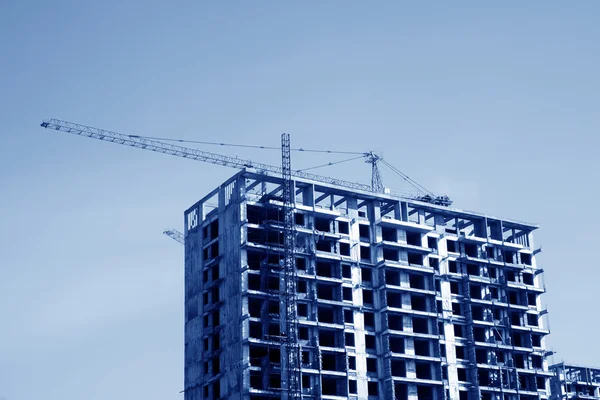 Mavi gökyüzünde bina yüksek artış — Stok fotoğraf