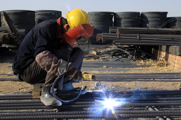 Versterkte component op de bouwplaats en werknemers — Stockfoto