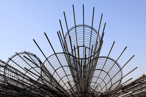 Componente vergalhões de aço em um canteiro de obras — Fotografia de Stock