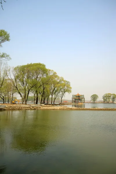 Drzewa przez rzekę w parku, w północnej części Chin — Zdjęcie stockowe