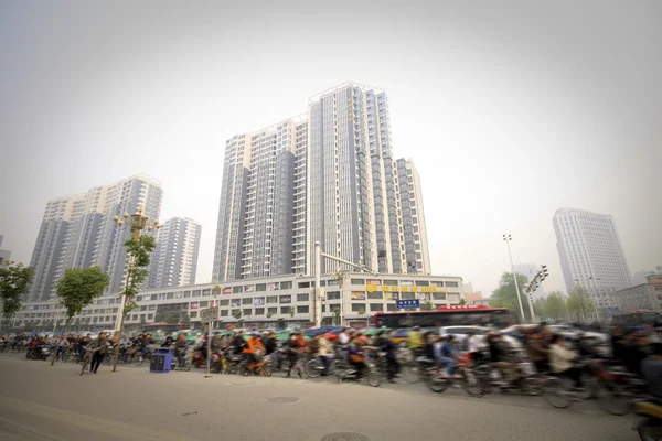 Gebouwen en voetgangers in moderne grote stad — Stockfoto