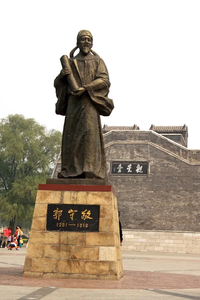 Estatua de un hombre en un parque — Foto de Stock