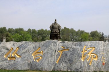 karakter taş heykellerin bir parkta