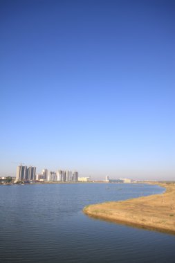 Göl kenarında inşa