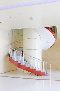 modern bir solukta Pekin'de bir binada merdiven döner.