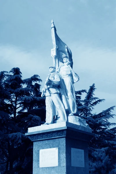 Escultura de carácter bajo el cielo azul, en un parque —  Fotos de Stock