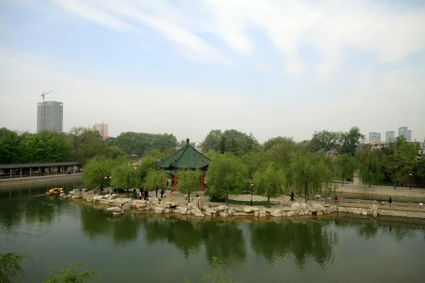 Arquitectura del paisaje acuático en un parque — Foto de Stock