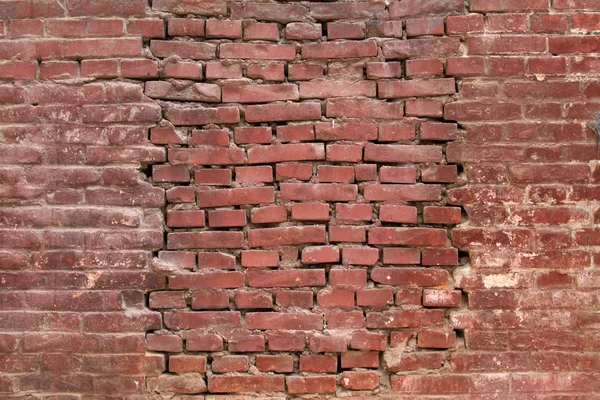 Pared de ladrillo roto en una calle —  Fotos de Stock