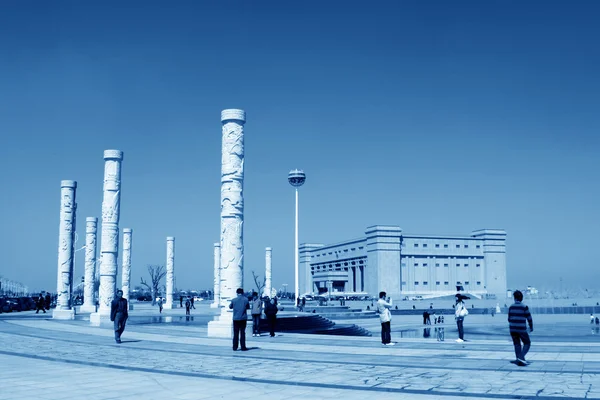 White totem poles in the blue sky background in a park — Stock Photo, Image