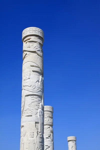 Mâts totémiques blancs dans le ciel bleu fond dans un parc — Photo