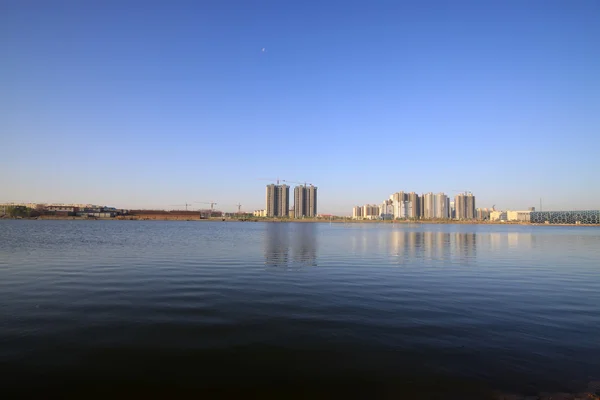 湖のほとりに建物 — ストック写真