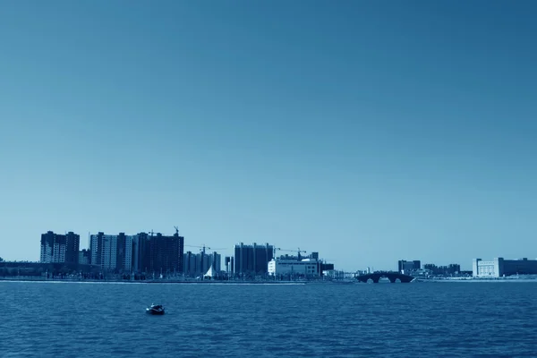 Edificio junto al lago —  Fotos de Stock