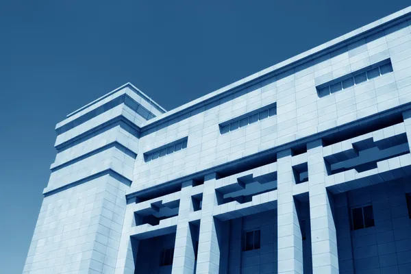 Edificio bajo el cielo azul —  Fotos de Stock