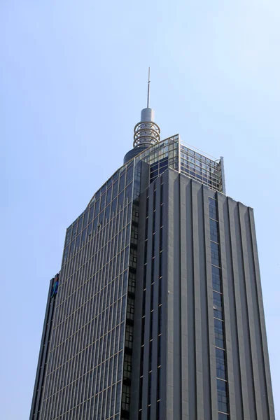 Budova pod modrou oblohou — Stock fotografie
