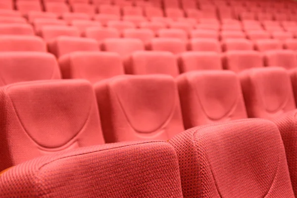 Rangées de chaises dans un théâtre — Photo