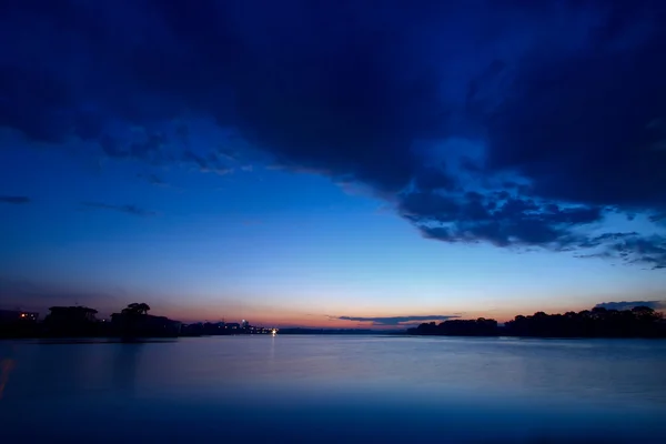 Nächtliche Flusslandschaft — Stockfoto