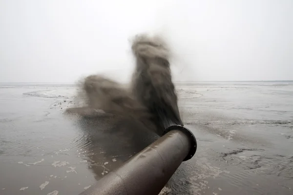 Blåser sand gjorde mark engineering vid havet — Stockfoto