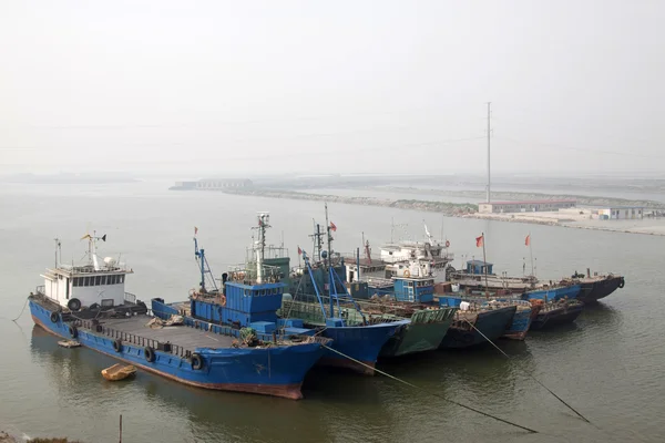 Vaartuigen afgemeerd op de pier — Stockfoto