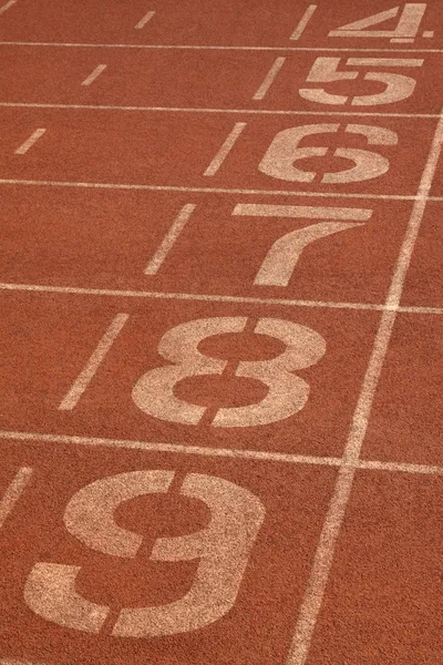 Pista de plástico rojo y números en un campo de deportes, en Beijing, C — Foto de Stock