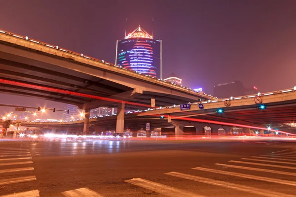 Scena nocy zamożne miasto, pod wiaduktem w Pekinie — Zdjęcie stockowe