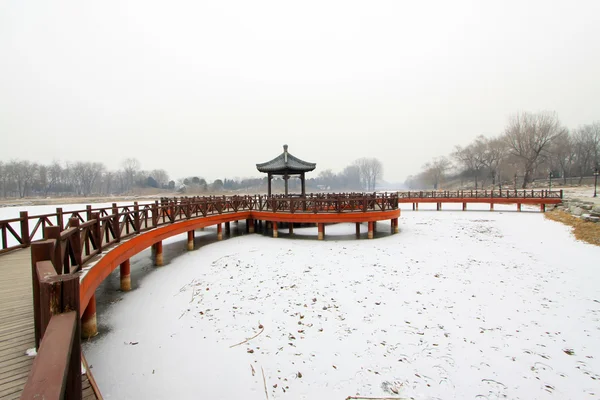 Puente de madera de estilo tradicional chino en la nieve — Foto de Stock