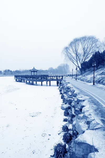 Ponte de madeira estilo tradicional chinês na neve — Fotografia de Stock