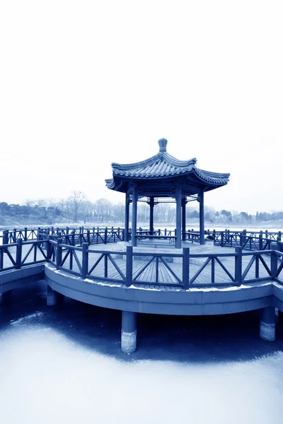 Pavilhão em um parque, estilo arquitetônico tradicional chinês — Fotografia de Stock